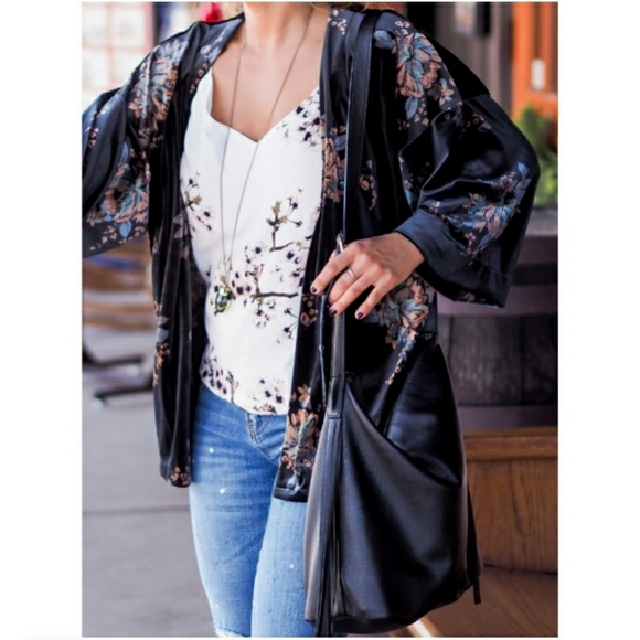 ANN TAYLOR Black Floral Velvet Kimono Topper sz OS - Picture 2 of 7